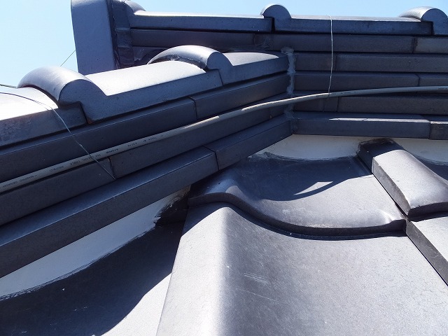 棟の継ぎ目をシーリング材で埋める